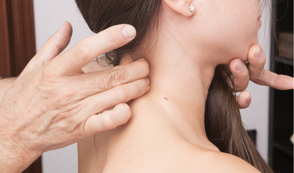 Osteópata realizando tratamiento para dolor cervical