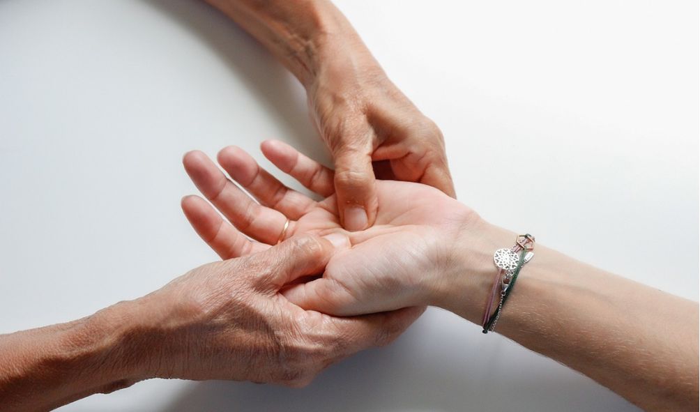 Tratamiento de osteopatía para mano abierta